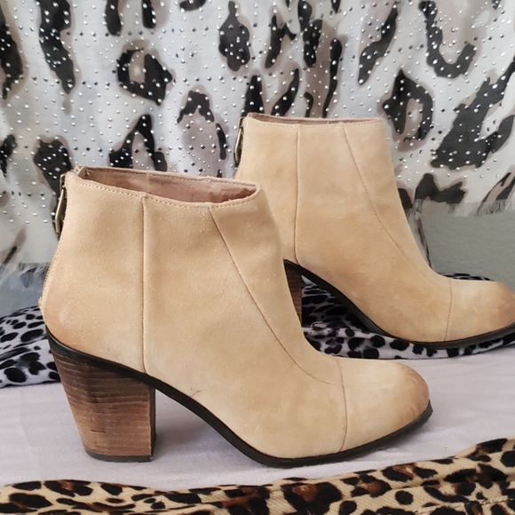 Vince Camuto suede ankle boot - Picture 2 of 9